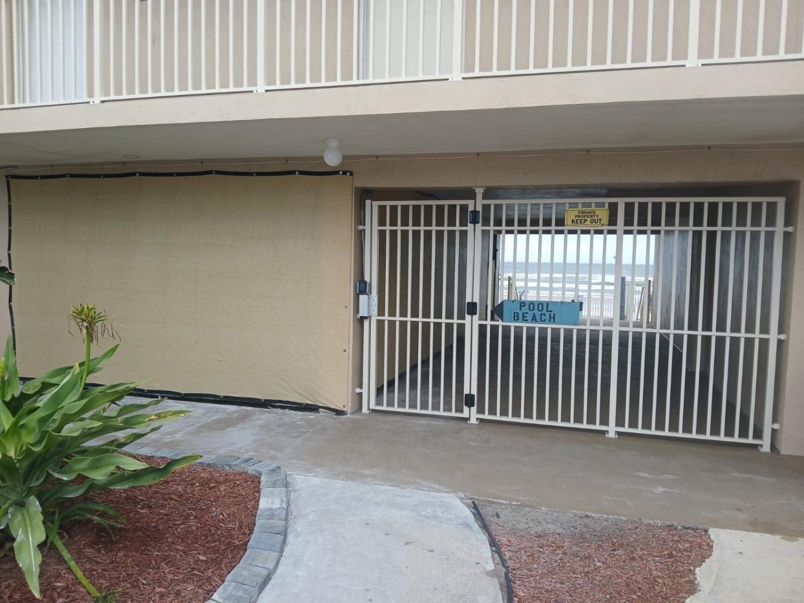 Ocean Breeze - Direct Ocean Front-Pool Is Open Apartment Daytona Beach Exterior photo